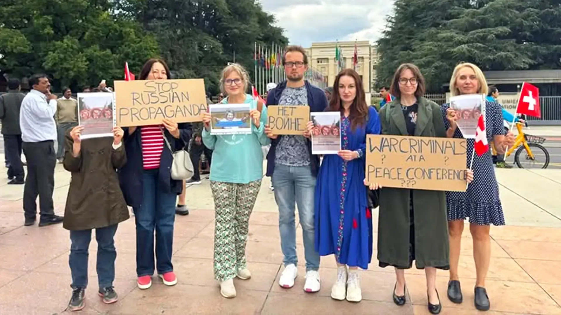 Семеро активистов с плакатами протестуют против визита Матвиенко в Европу  в центре Женевы