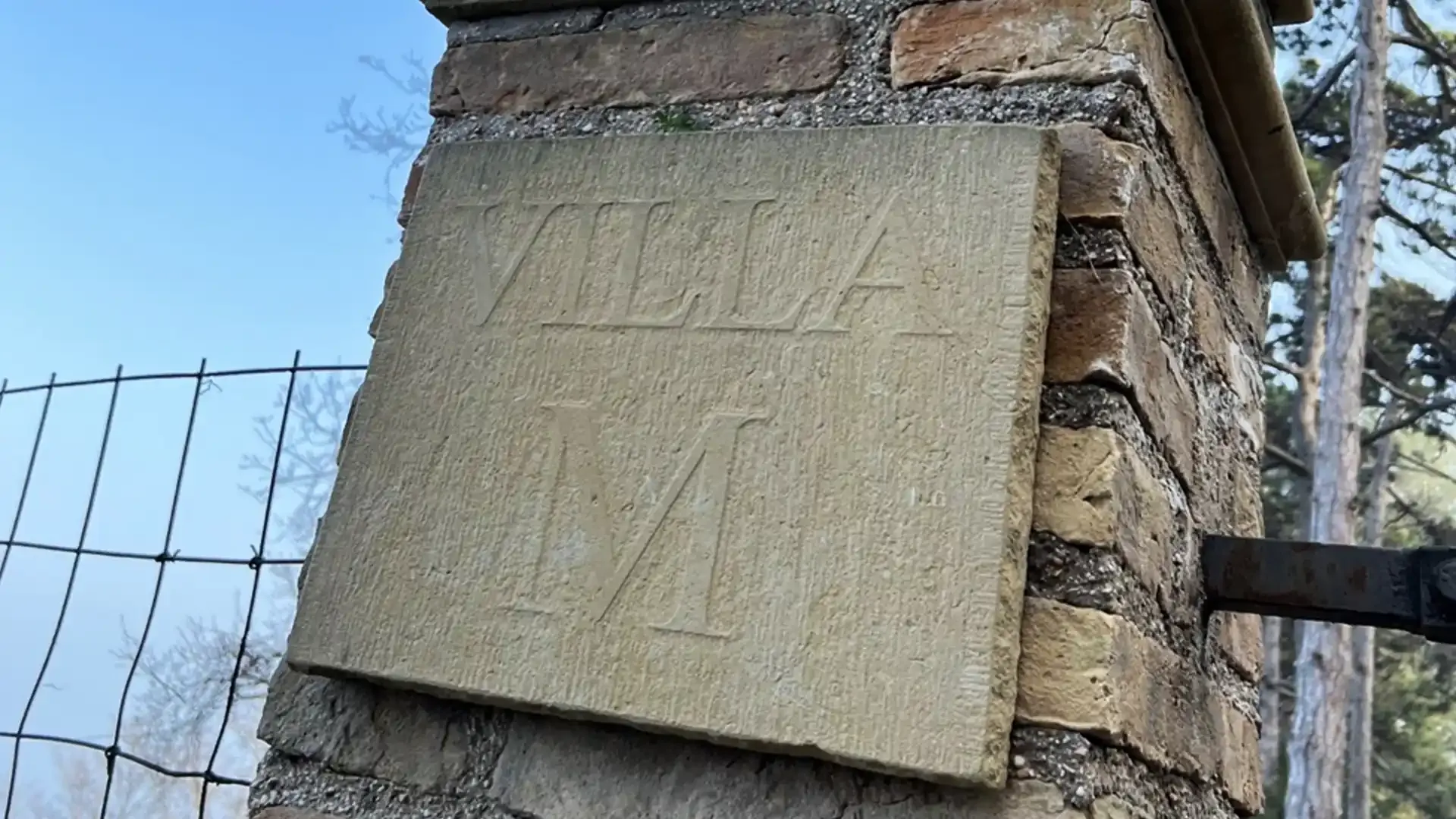 Табличка с текстом «Villa M»